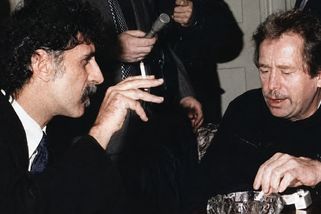 Havel chtěl Franka Zappu za vyslance obchodu a kultury. Washington mu vzkázal: buď my, nebo on - Médium.cz